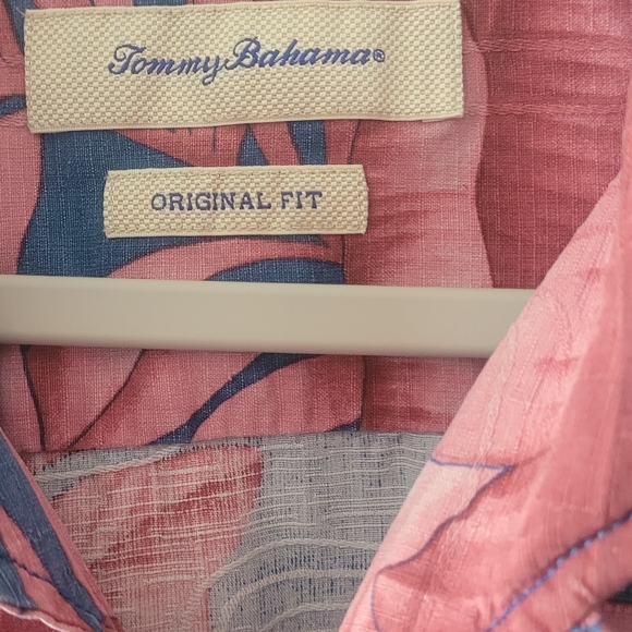 Men's Tommy Bahama Tropical Pink and Blue Shirt. - Picture 3 of 6
